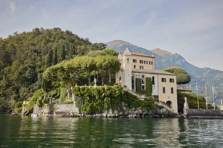 view of arrival to Villa del Balbianello by boat