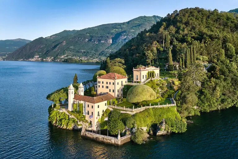epic view of Villa del Balbianello the perfect place to elope on Lake Como